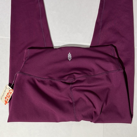 Free People FP Movement plum capri cross cross leggings pants tights small NEW! - Picture 6 of 8